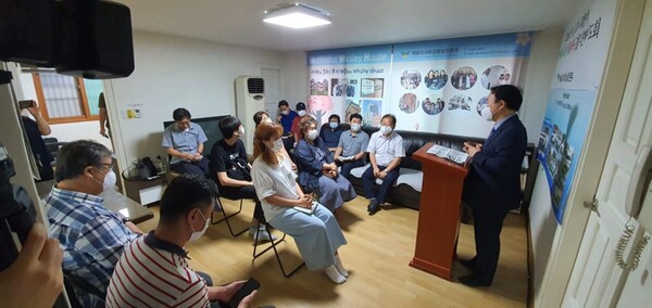 신림동에 위치한 웨슬리선교관에서 선교사들과 함께 예배 드리고 있는 모습