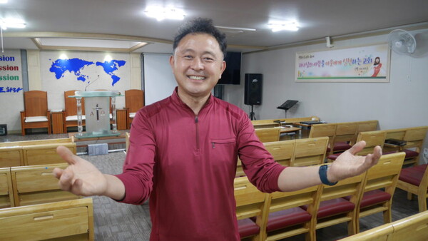 예배당에서 미소로 기자를 맞이하는 오종범 목사