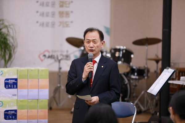 재언교회 35주년 역사를 소개하고 있는 김순호 장로.