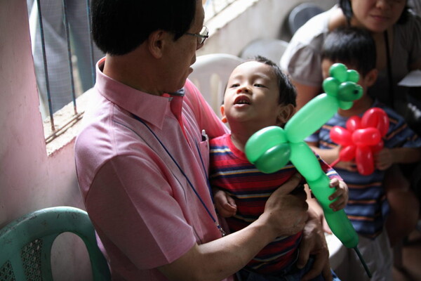 필리핀 단기선교 중 임종학 목사가 아이를 안고 있다.