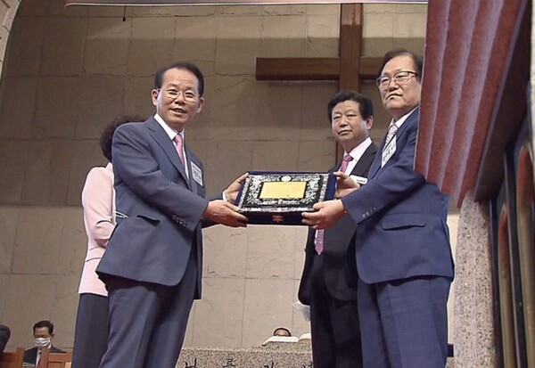 7월 2일 영락교회에서 열린 제12회 한국장로교의 날에서 자랑스러운 장로교인 시상식 목회분야에 여수은파교회 고만호 목사가 수상했다.