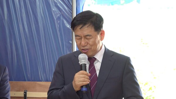 착한공방 현판식에서 기도하는 당진동일교회 이수훈 목사