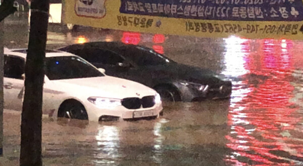 폭우로 침수된 도로에 차량이 빠진채 방치되어 있다