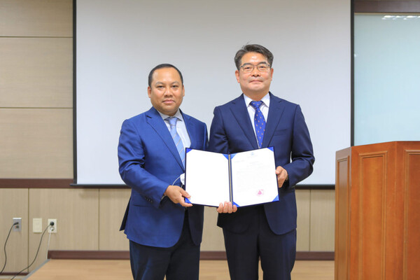 왼쪽부터 주한 캄보디아 대사,  천안외국인노동자지원센터 김용문 센터장