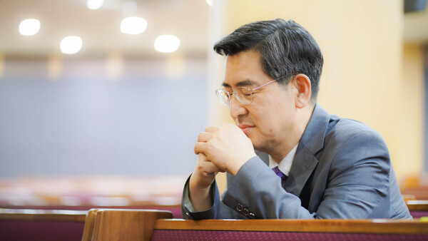 김미열 목사가 교회 본당에서 묵상 기도를 하고 있다.