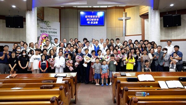 충주그리스도의교회 30주년 감사예배를 기념한 단체사진