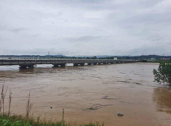 경기 여주 시내를 관통하는 남한강의 수위가 높아졌다. 토사가 뒤섞여 흙탕물이 된 남한강 모습.