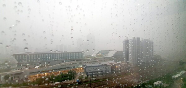 8월 3일 19시 서울 노량진. 한강과 63빌딩 건물이 보이지 않을 정도로 많은 양의 비가 내리고 있다.