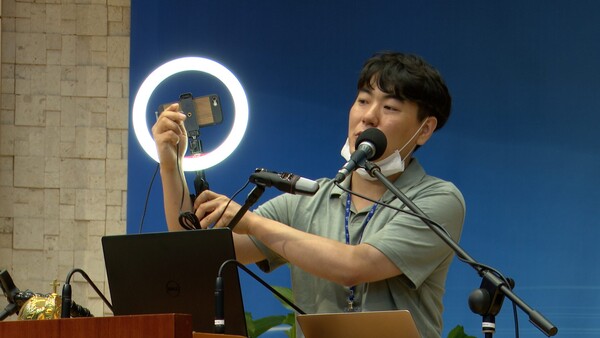 장민혁 PD(CTS기독교TV)가 스마트폰을 활용한 방송장비에 대해 설명을 하고 있다