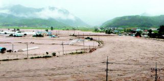 강원도 평창지역에 내린 기습 폭우로 방림면 일대 도로와 농경지, 가옥 등이 물바다로 변했다.