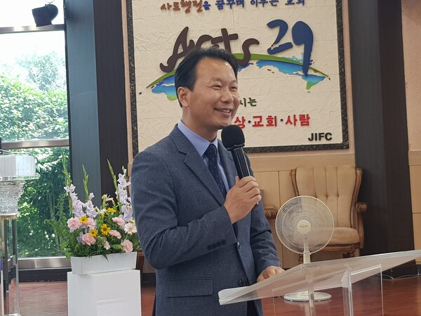 한국대학생선교회 성수권 목사가 '코로나19 위기극복을 위한 긴급헌혈 챌린지' 에 대해 설명하고 있다.