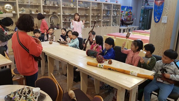 체험에 참여한 아이들이 전 세계 전통 악기들을 연주해보고 있다.