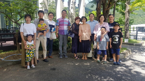 부산장신대학교 부설 부산경남교회사연구소 탁지일 소장(오른쪽 세번째)와 전문위원, 가족