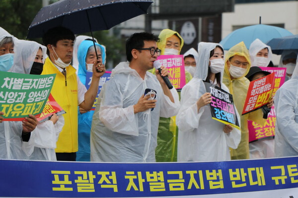 동성애자들을 위한 진정한 배려는 동성애 옹호가 아님을 강조하고 있는 박진권 선교사