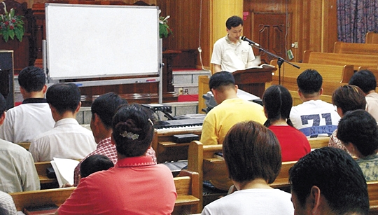 김중식 포항중앙침례교회 목사가 2001년 6월 교회 성도들을 대상으로 성경공부를 인도하고 있다.