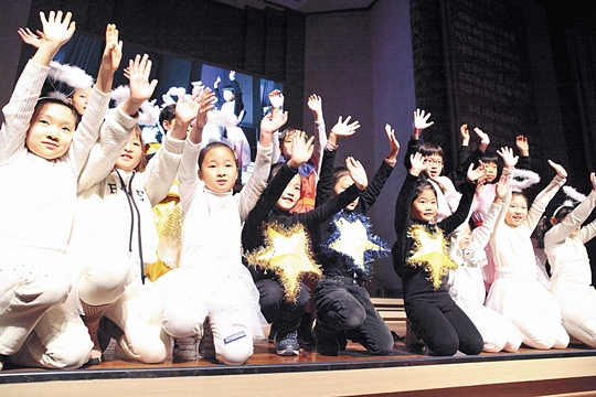 포항중앙침례교회 유년부 어린이들이 지난해 12월 성탄절 발표회에서 손을 흔들며 찬양을 하고 있다. 포항중앙침례교회 제공