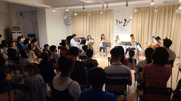 CTS청소년오케스트라가 연주회를 진행하고 있다.