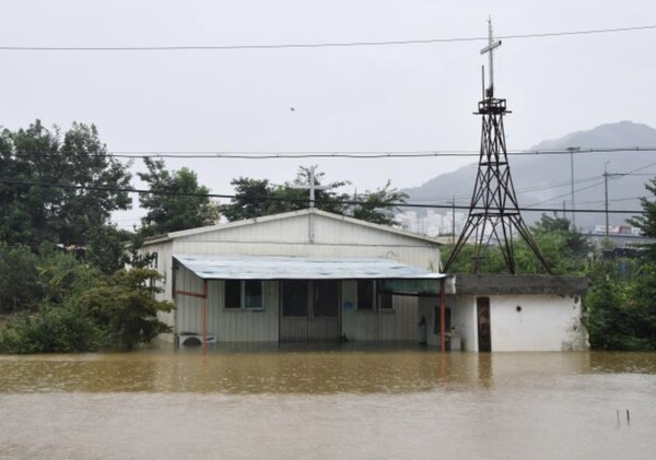강원도 춘천시 근화동에 위치한 새희망교회(신성식 목사)가 폭우로 인해 잠겨있다.