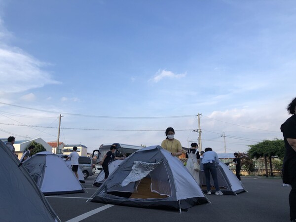 자신의 텐트를 설치 중인 영천제일교회 중고등부 학생과 교사들