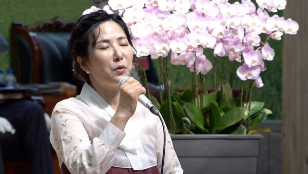 '어메이징 그레이스'를 부르는 팝페라 가수 김수진