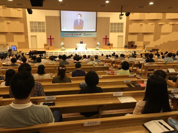 하늘문교회가 2020년 여름 대부흥성회를 열고 있다.