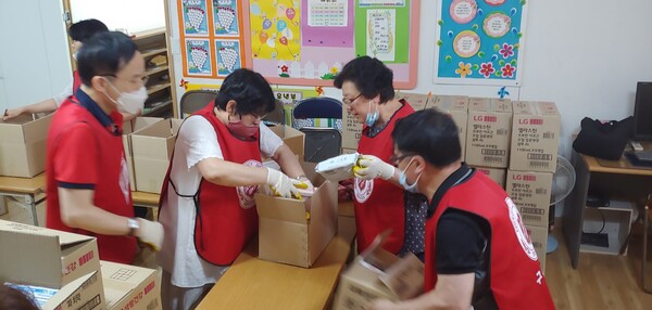 구세군경남지방본영 소속 사관들이 지난 18일(화), 구세군부산교회에 모여 긴급지원키트를 만들고 있다.