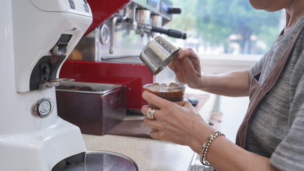 평창제일교회 카페에서 일하는 권사님이 아이스 커피를 준비하고 있다.