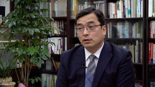 김경우 목사(양평동교회)가 인터뷰를 통해 교회 사역을 설명하고 있다.