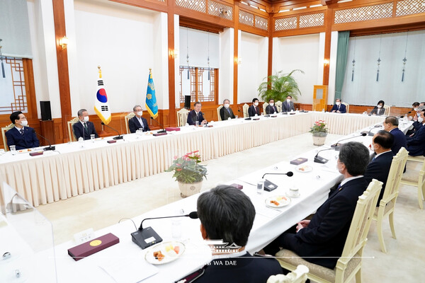문재인 대통령이 한국 교회 지도자 16인을 초청해 간담회를 갖고 있다. @출처=청와대 홈페이지
