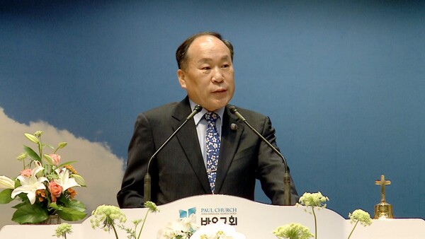 총회 해외선교위원장 류승동 목사가 파송되는 두 선교사 가정에게 권면의 말을 전하고 있다.