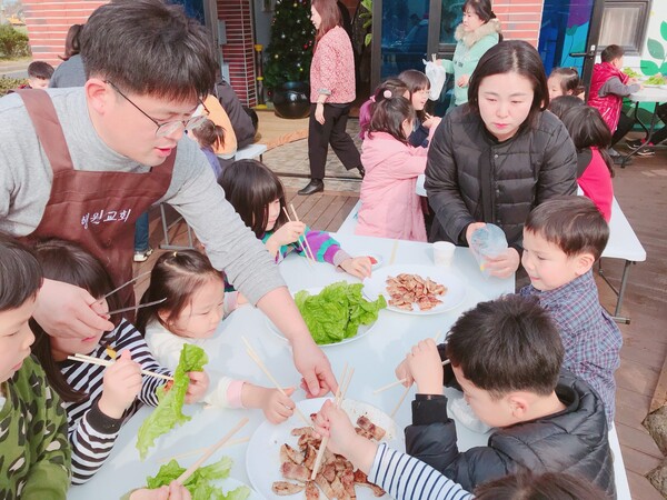 김요한 목사(사진 왼쪽 첫 번째)가 교회 행사 후  아이들 식사를 챙겨주고 있다.@출처=행원교회