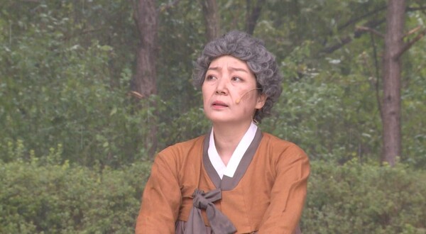 어머니 역을 맡은 배우가 뮤지컬 '거룩한 형제'의 곡 중 하나인 '아서라 못 간다'를 부르며 열연 중이다.