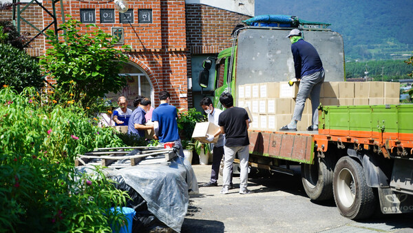 태풍 피해 교회에 구호물품을 전달하고있는 광양대광교회 봉사자들 @출처=포항제일교회