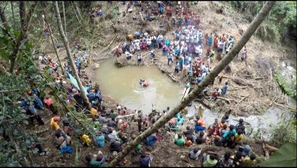 파푸아뉴기니 정글속에서 미히 부족 142명이 세례(침례)를 받고 있다.