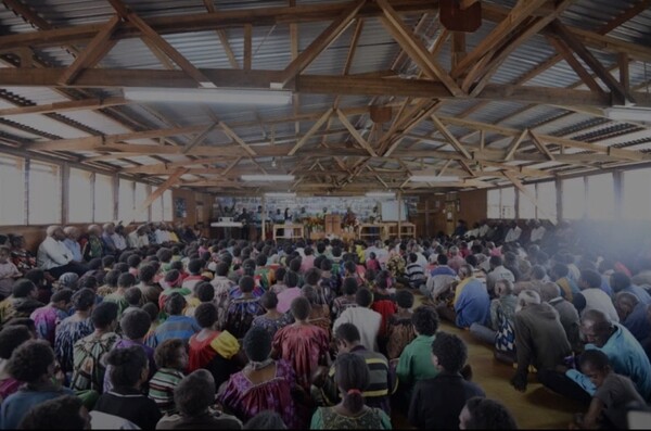 파푸아뉴기니 미히 부족에서 생애 최초 성찬식을 진행하고 있다.