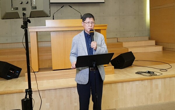 제주성시화운동본부 박명일 대표회장이 북한과 통일한국을 위한 온라인기도회에 적극 동참해 줄 것을 호소하고 있다.