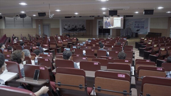 경남남부지역 60명의 횃불회 회원들이 모여 인터넷 강의를 듣고있다.