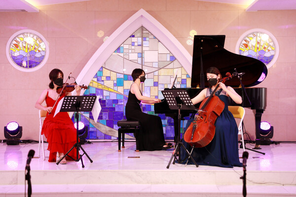 트리니티 트리오 연주장면. 왼쪽부터 바이올린 박지현, 피아노 김지은, 첼로 박다인