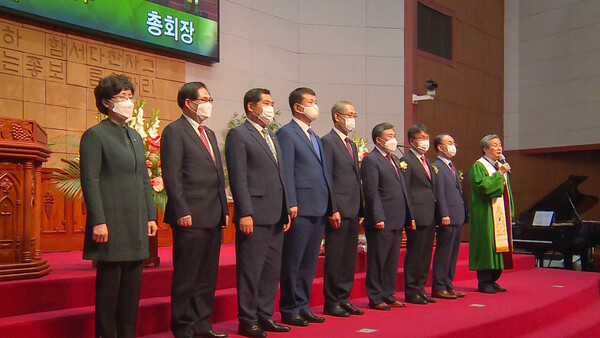 신정호 총회장이 총회 임원 및 총회본부 총무단을 소개하고 있다.