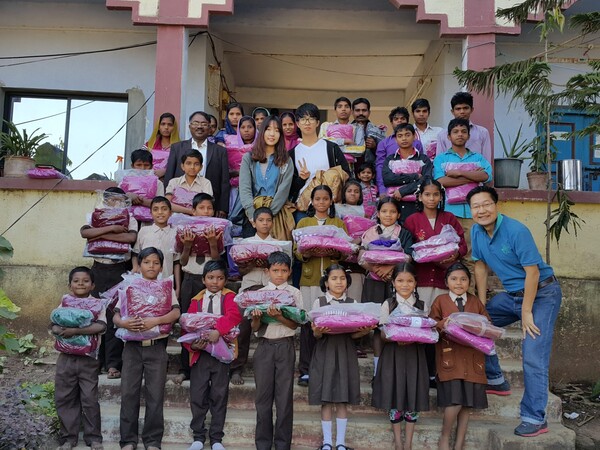 인도 뿌네 기독학교 아이들과 함께 @출처=이병성 목사