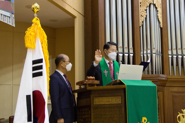 신임 노회장 경주동방교회 마흥락 목사가 취임 선서를 하고있다