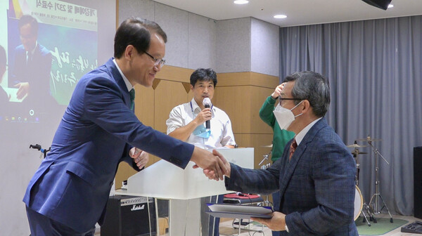 익산LMTC 원장 박윤성 목사(기쁨의교회)가 제23기 수료자 대표에게 수료증을 수여하고 있다.