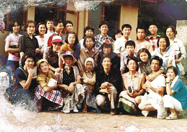 이영환 장자선교회 대표(앞줄 왼쪽 다섯 번째)가 1980년 대전 한밭제일교회 중고등학교 학생들과 수련회 발표회를 가진 뒤 기념촬영을 하고있다.