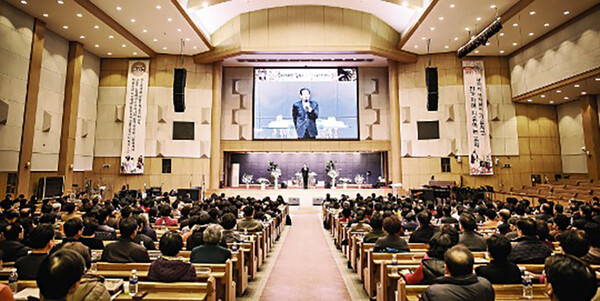 이영환 장자선교회 대표가 2017년 3월 한밭제일교회에서 개최된 전국 목회자 세미나에서 메시지를 선포하고 있다.