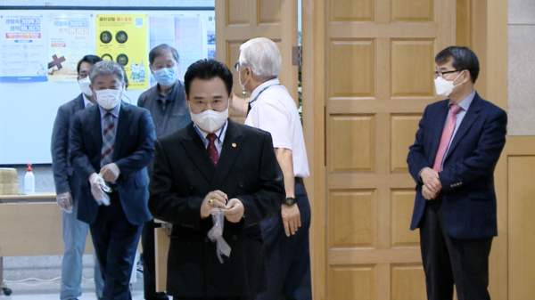 양명환 목사(횡성감리교회)가 오전 10시 동부연회에서 선관위의 안내를 받아 투표 준비를 하고 있다.