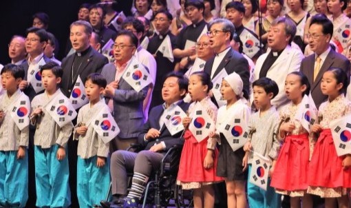 2019년 진행된 '제5회 평화음악회'에서 원희룡 도지사와 참석자들이 합창하고 있다.