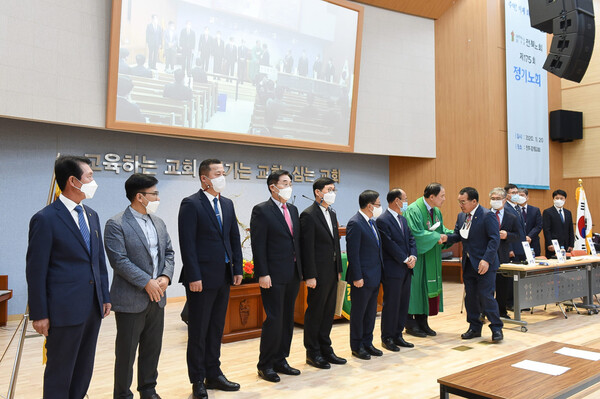 전북노회 신 임원들이 인사하고 있다.