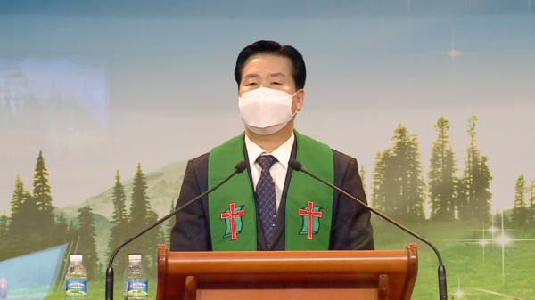 군산노회장으로 추대된 다운교회 김대성 목사가 인사하고 있다.