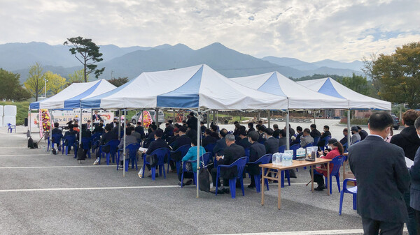 합동 전북제일노회가 코로나19 거리두기로 야외 주차장에서 열렸다.