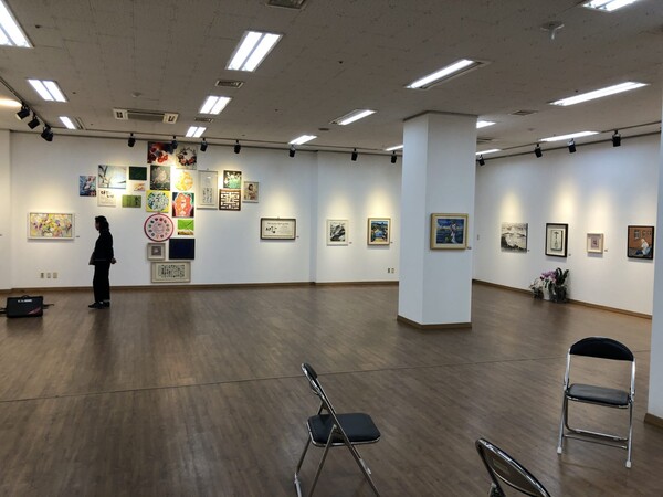 전시회가 열리고 있는 대전중구문화원 제2전시실에서 관람객이 작품을 감상하고 있다.